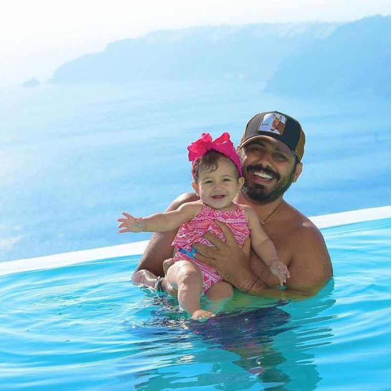 عبد الله بوشهري يشارك متابعيه صورة مع ابنته خلال اجازتهم في هاواي