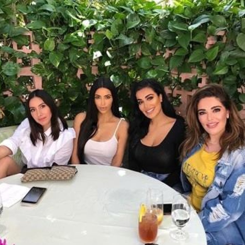هدى قطان برفقة شقيقتها وكيم كاردشيان خلال لقاء لهن على الغداء في بيفرلي هيلز