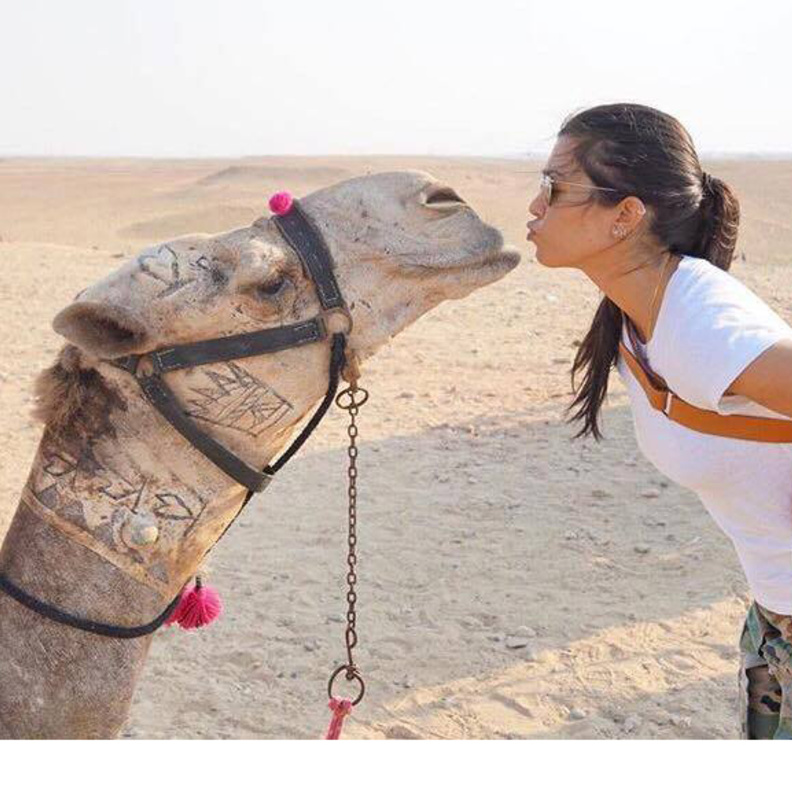 كورتني كاردشيان توجه قبلة لأحد الجمال خلال جولتها في أهرامات الجيزة في القاهرة