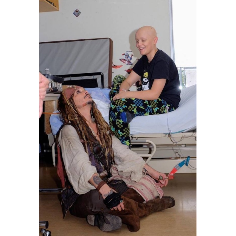 جوني ديب يتقمص شخصية جاك سبارو .. ويقوم بزيارة مستشفى BC الخاصة بالأطفال في كندا