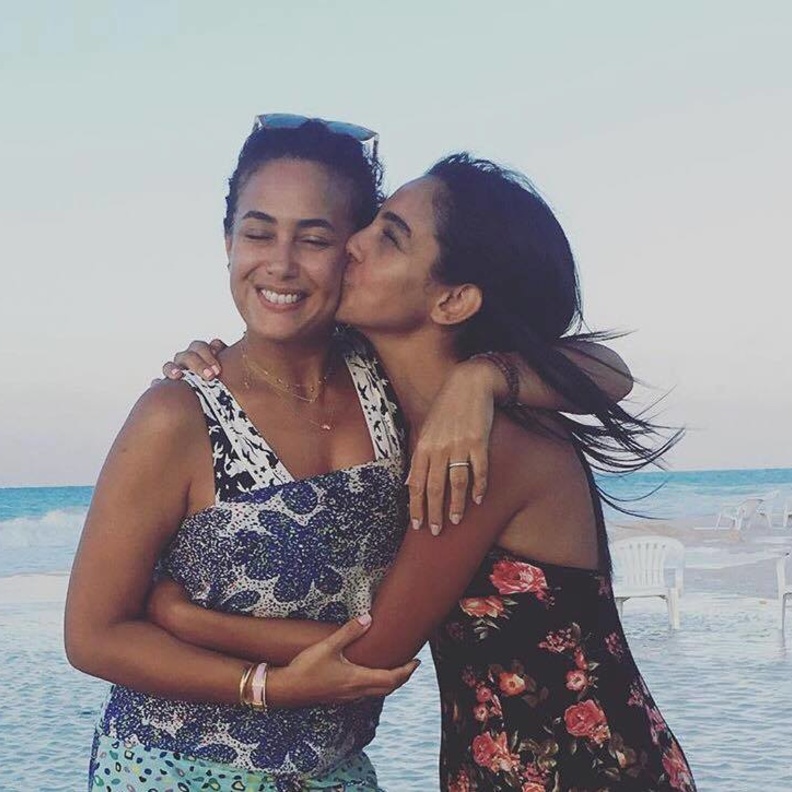 هند صبري تشارك متابعيها بصورة تجمعها بالنجمة سلمى أبو ضيف في خليج المازه في مصر