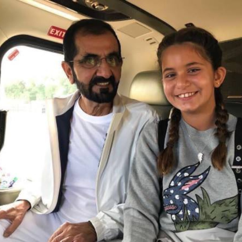 الأميرة هيا تشارك متابعيها صورة عفوية باسمة للشيخ محمد مع ابنتهم الجليلة