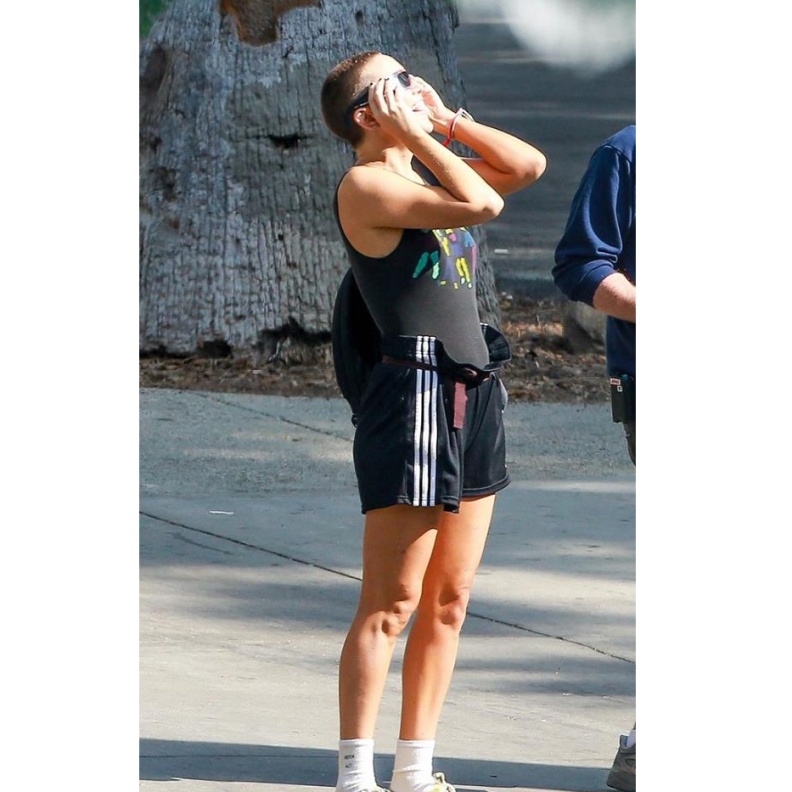 كيت هدسون تظهر بشعرها القصير جدا خلال مراقبتها لكسوف الشمس يوم أمس