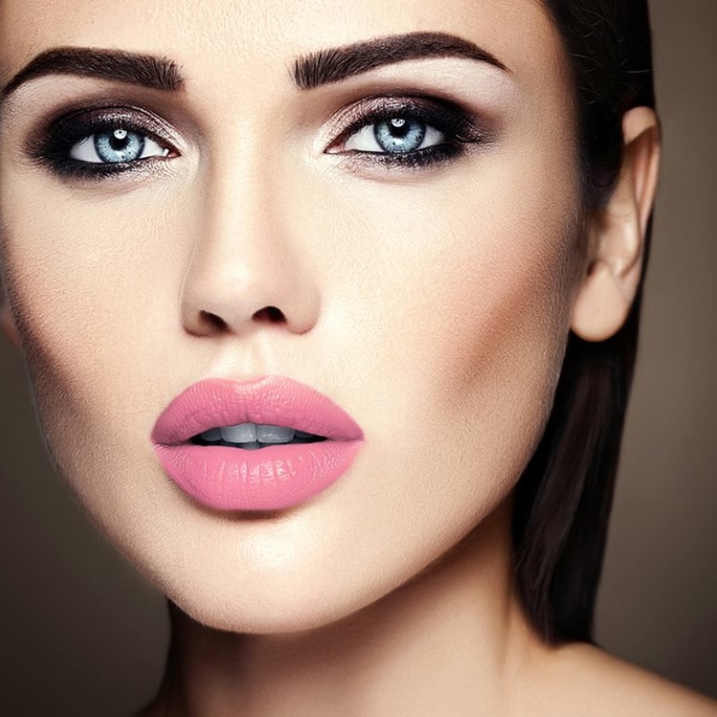 تطبيق مكياج العيون بحسب رسمة العين