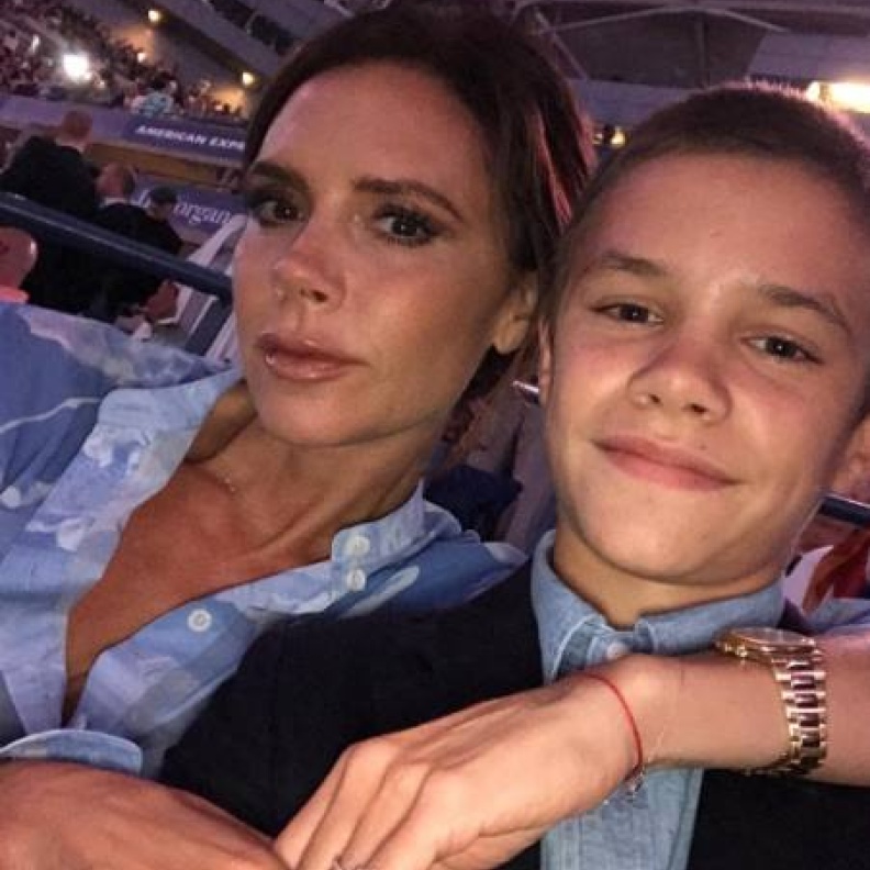 سيلفي لفيكتوريا بيكهام مع ابنها روميو خلال اصطحابه لبطولة التنس في نيويورك بالأمس