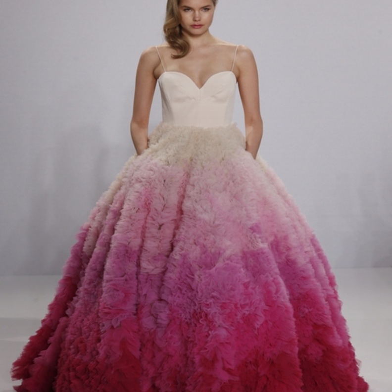 "كريستيان سيريانو" يبهر الجميع في أول مجموعة فساتين زفاف !