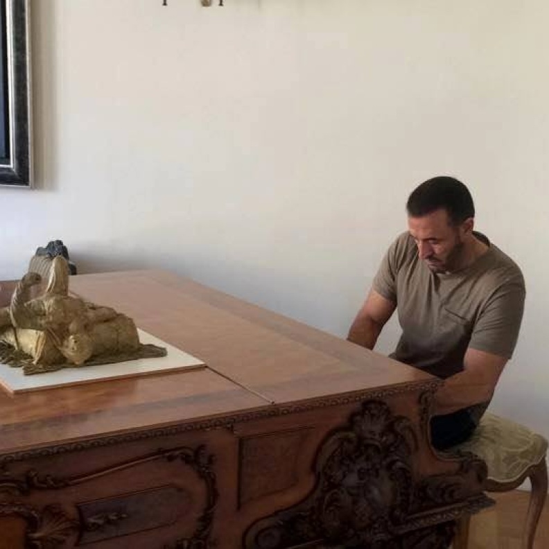 يبدو أن القيصر كاظم الساهر يجرب لحنا جديدا في باريس !