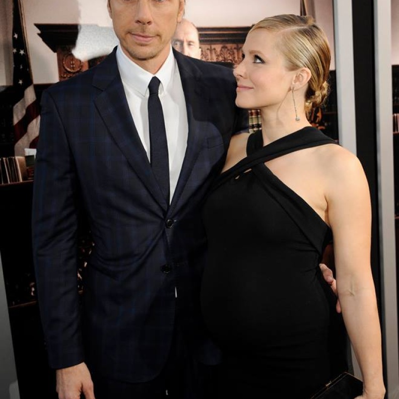 كريستين بيل الحامل في شهورها الأخيرة في لقطة رومانسية مع زوجها جاكس شيبرد