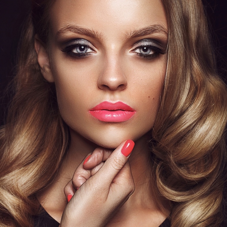 كيف تنسّقين ألوان الأظافر مع ملابسك؟