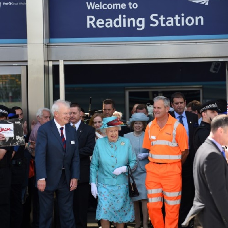 بالصور: الملكة إليزابيث تفتتح محطة سكة حديد