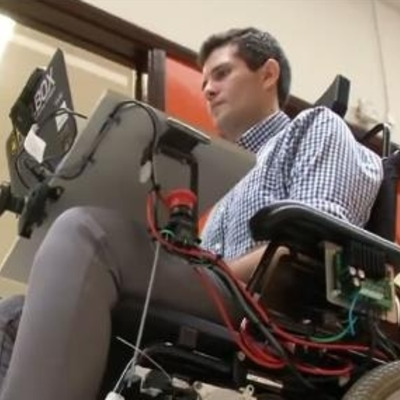 مصاب بالشلل التام