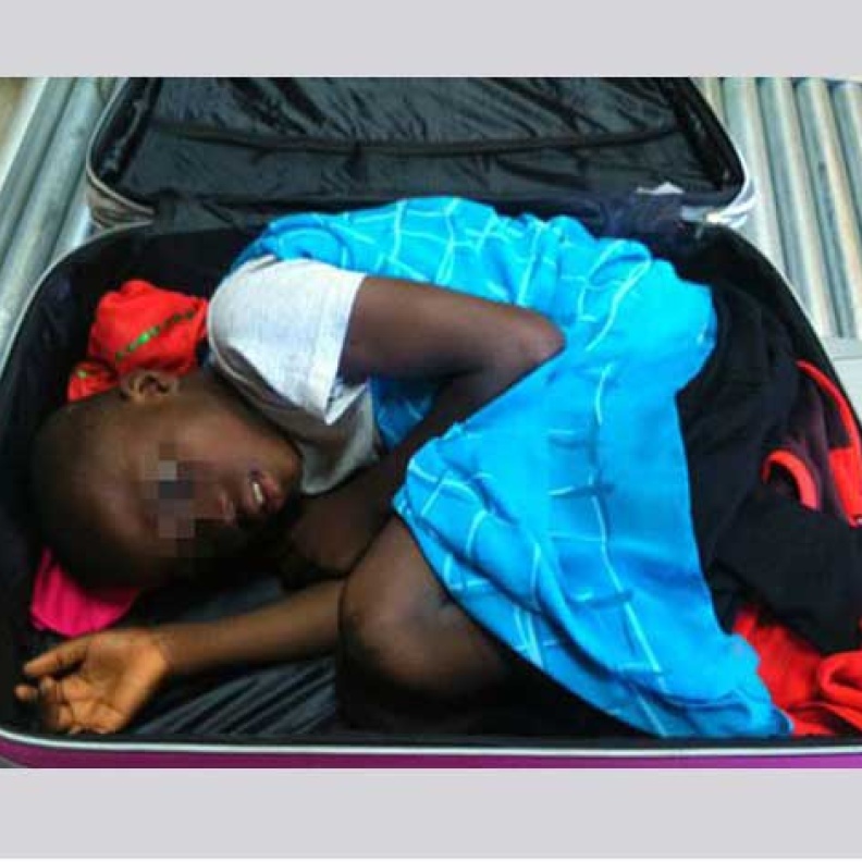 بالصور.. فتاة مغربية تهرب صبيا داخل حقيبة سفر