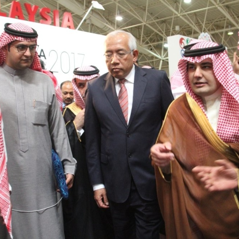 وزير الثقافة و الإعلام عادل الطريفي برفقة وزير التعليم الماليزي 