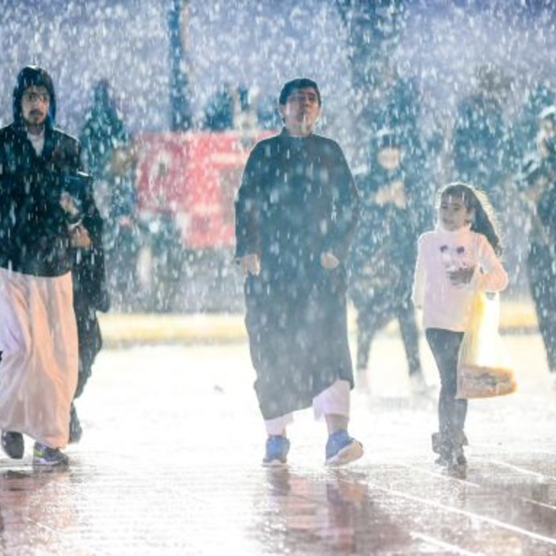 الأمطار تنهمر على الزوار في الجنادرية