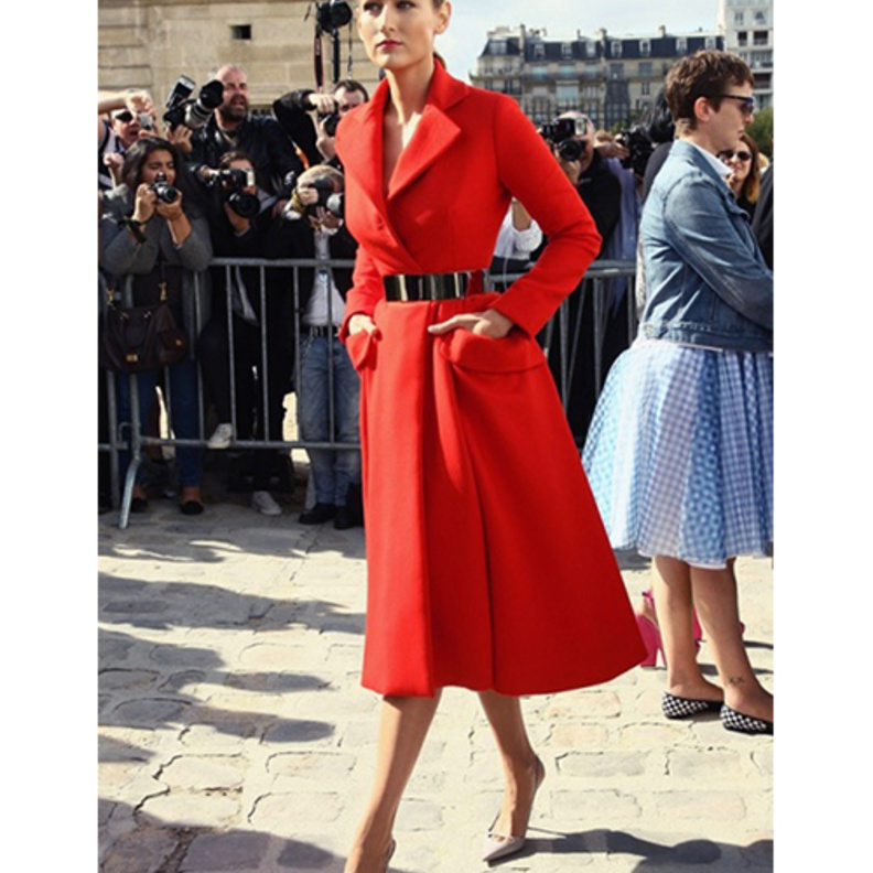 لإطلالة فريدة بلمسات راقية اختاري المعاطف الحمراء الأنيقة بقصّة الفستان مع حزام الخصر العصري والأنيق