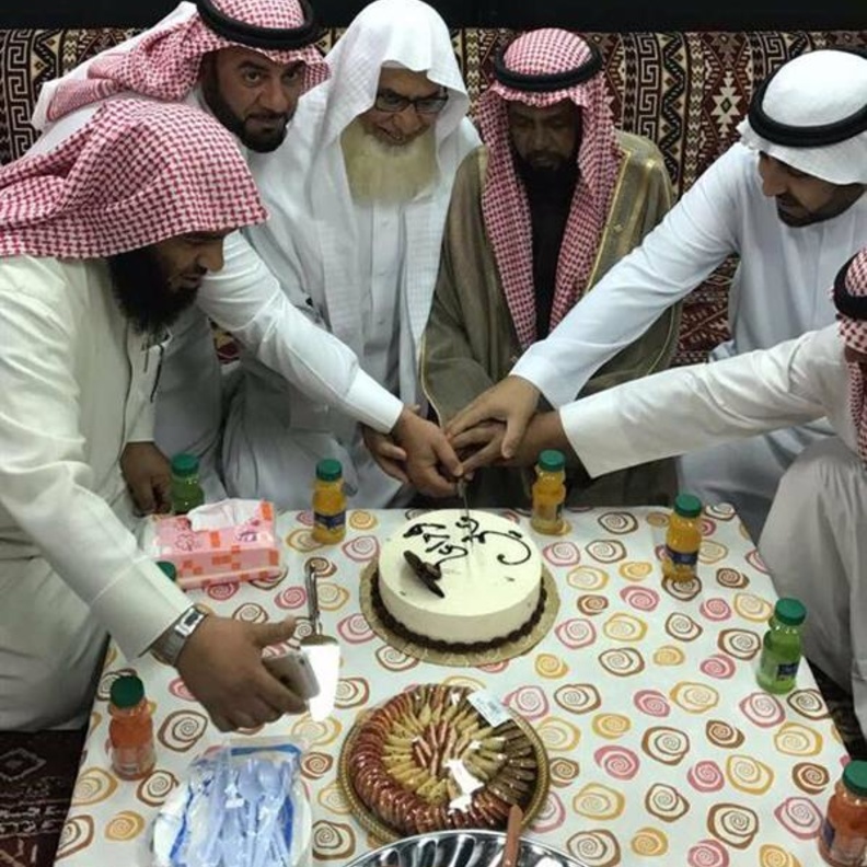 صور..أهالي حائل يودعون وافد بنغالي مكث اكثر من ٣٤ سنة بالسعودية