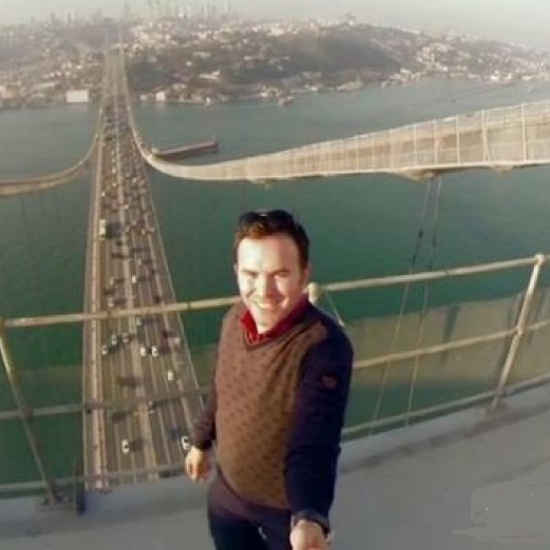 تركي يغني من اسطنبول باللهجة السعودية ويدعو لها بالأمطار