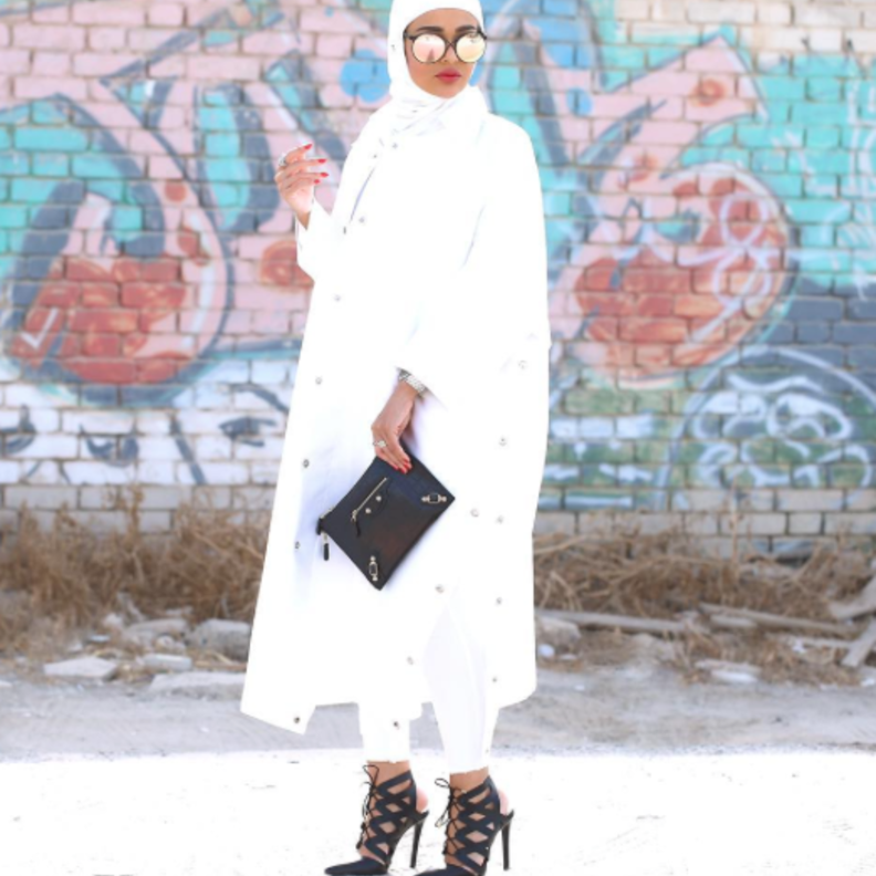 اطلالة أحادية باللون الأبيض الرهف مع لمسات عصرية وشبابية بالاكسسوارات 