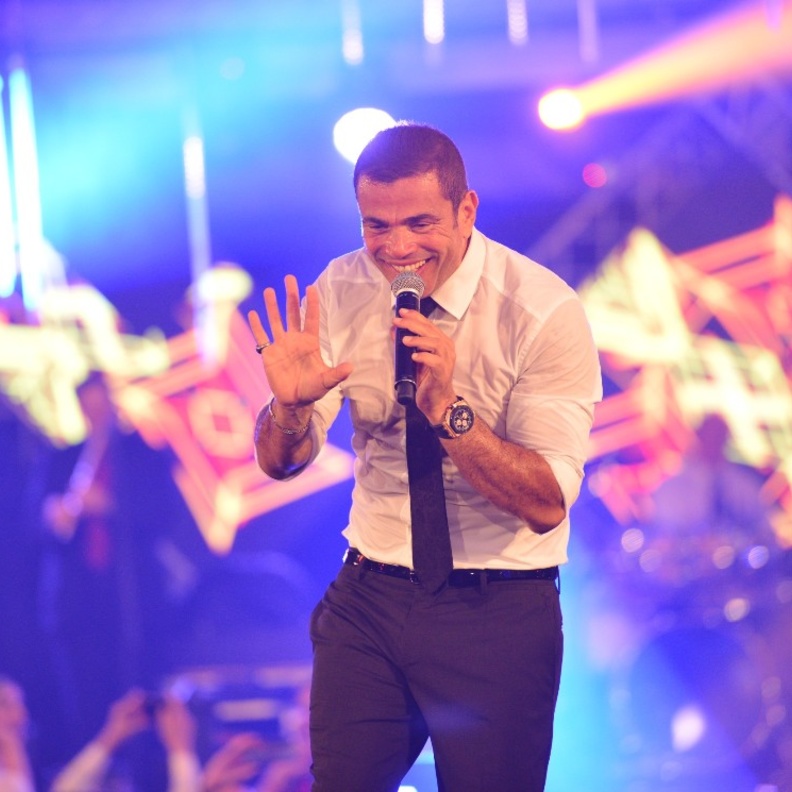 عمرو دياب يغني في الكريسماس