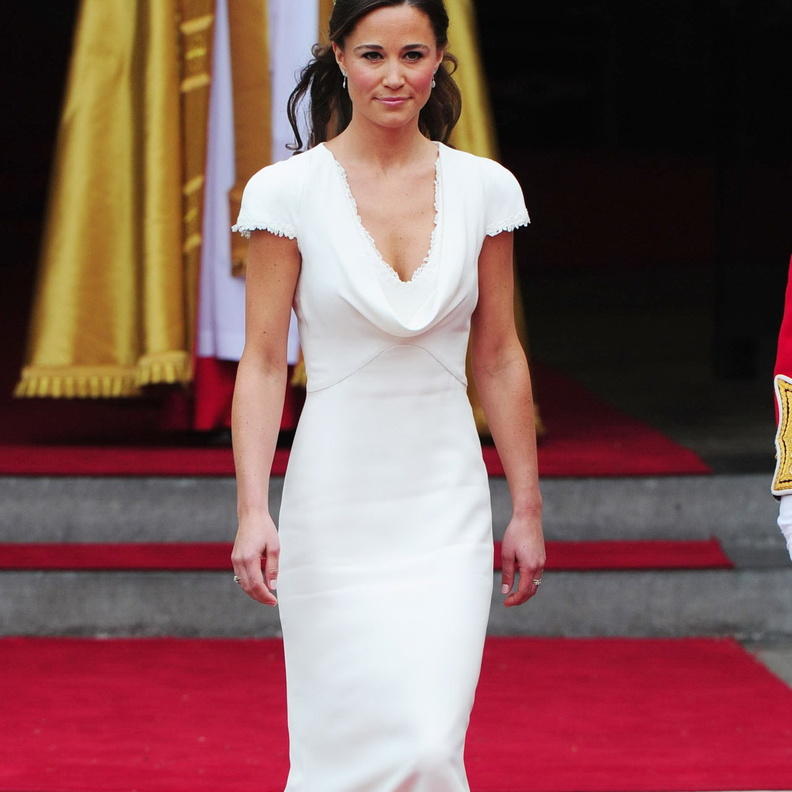 جميعنا نذكر الفستان الرائع الذي تألقت به بيبا ميدلتون في زفاف شقيقتها الملكي