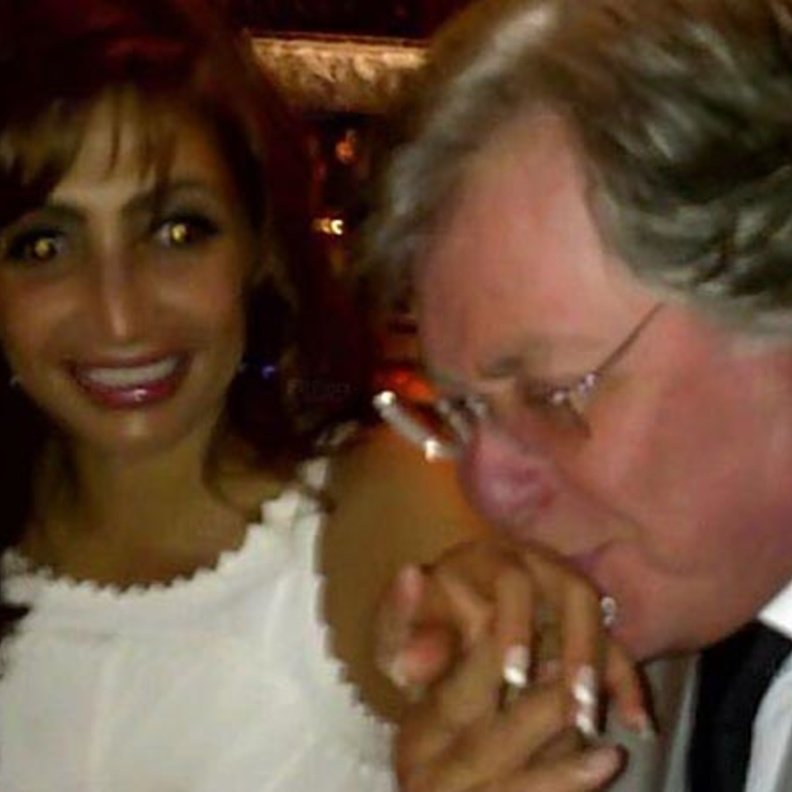 حسين فهمي وزوجته السعودية