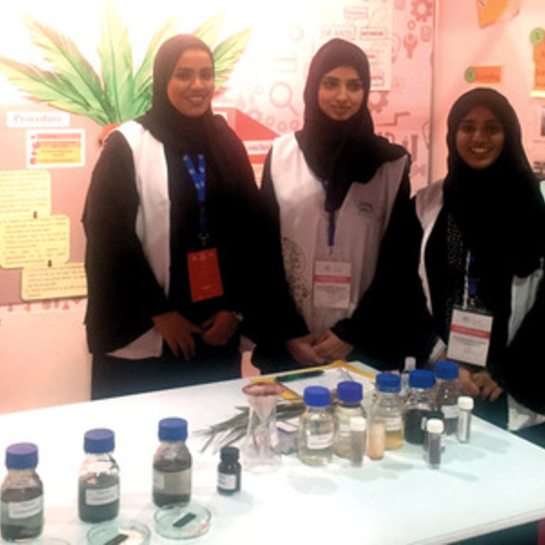 3 مواطنات يستفدن من مخلفات النخيل لصنع مواد مضادة للصدأ