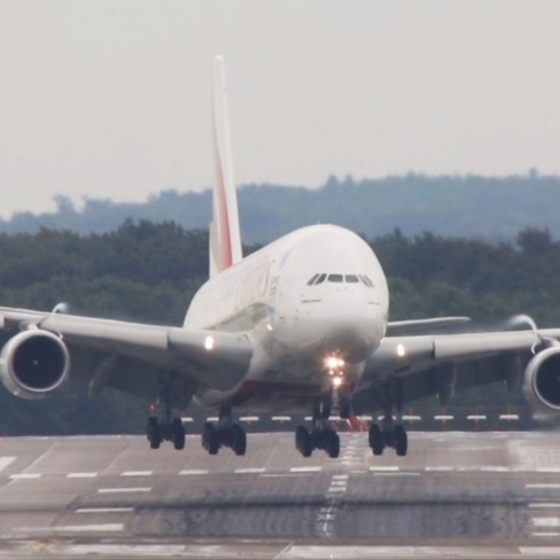 بالفيديو.. هبوط أضخم طائرة في العالم في ظروف مناخية سيئة