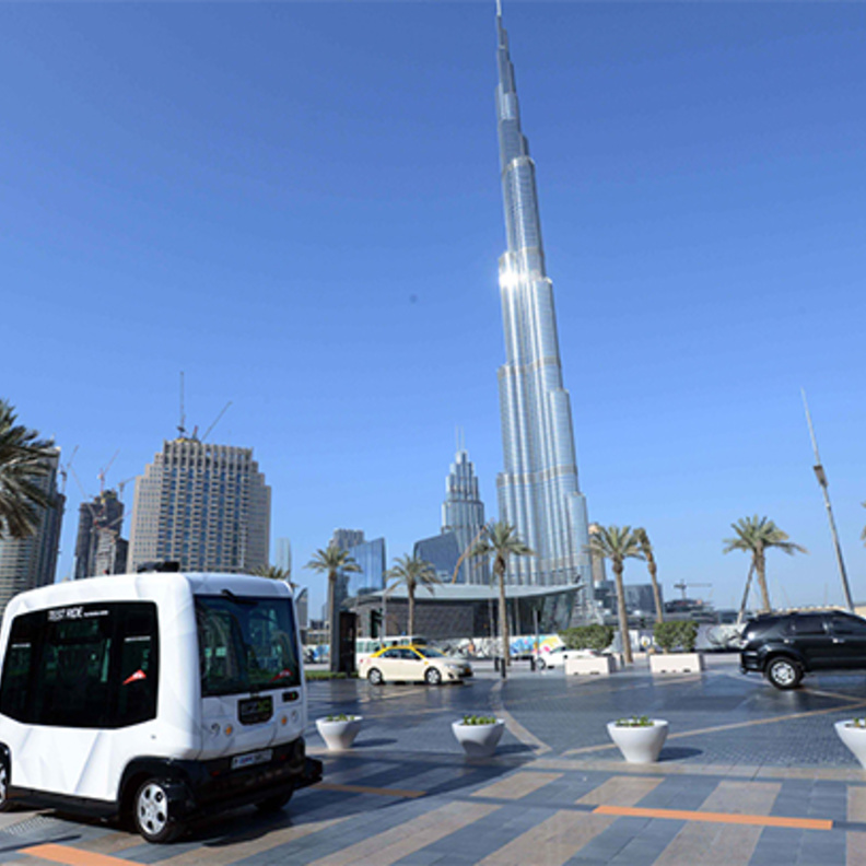 انطلاق أولى رحلات المركبة الذكية ذاتية القيادة في دبي