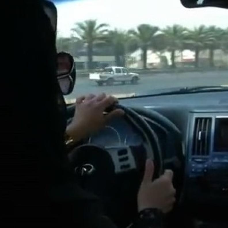 فيديو.. سعودية تغرم زوجها 300 ألف ريال ليلة زواجه بأخرى