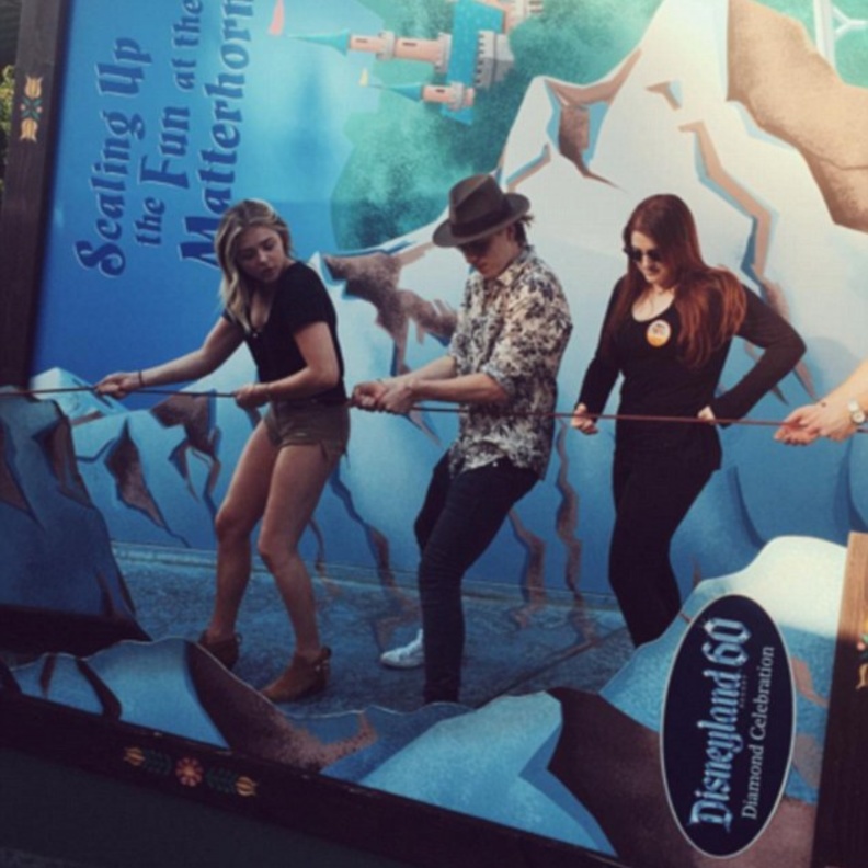 كلوي جريس فى رحلة ديزني لاند