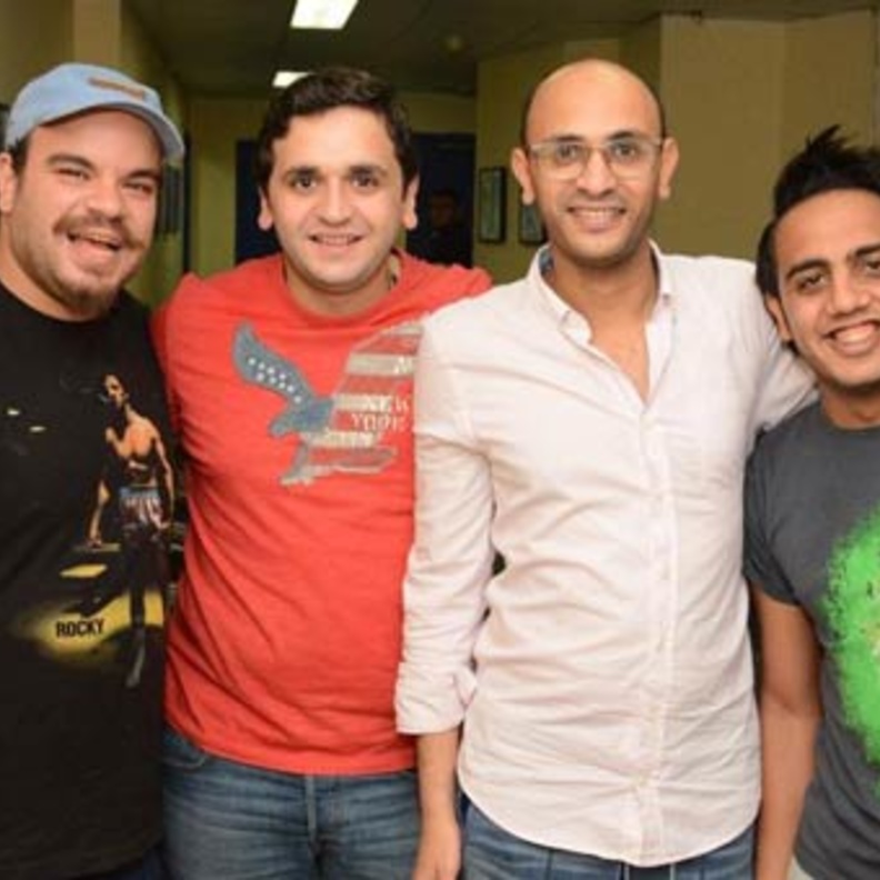 محمد التوب مع اعضاء فريق مسرح مصر