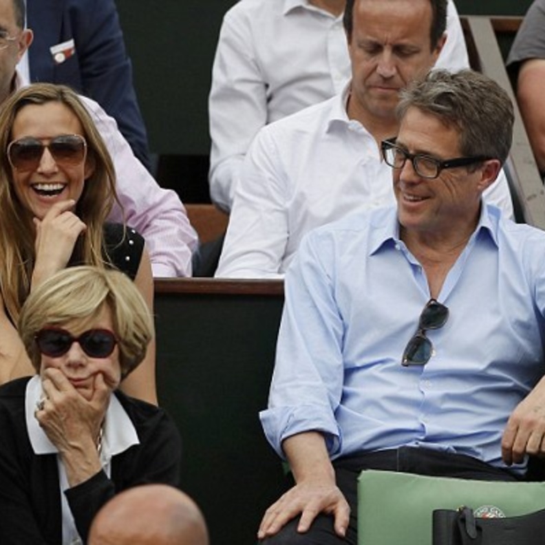 هيو جرانت يتابع رولان جاروس برفقة صديقته