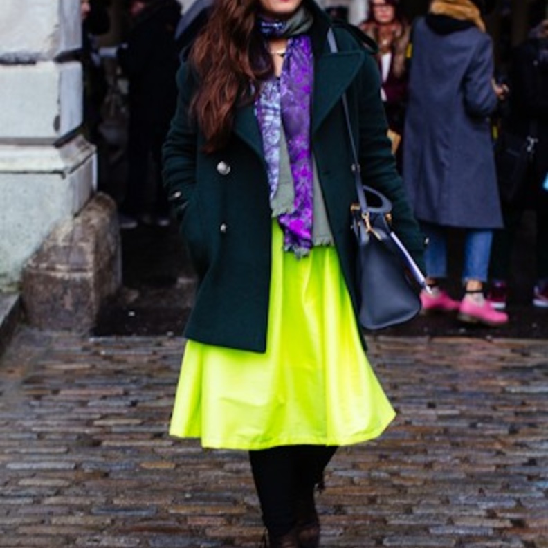 بالصور: ألوان صاخبة في إطلالات Street Style في LFW