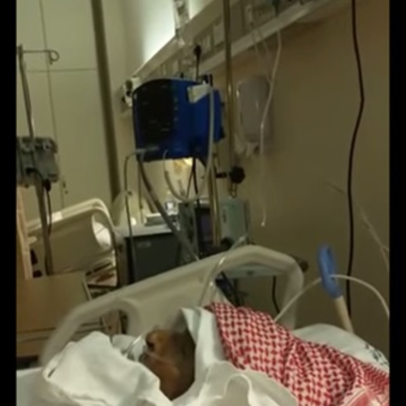 مسن يرفع الأذان وهو في حالة غيبوبة