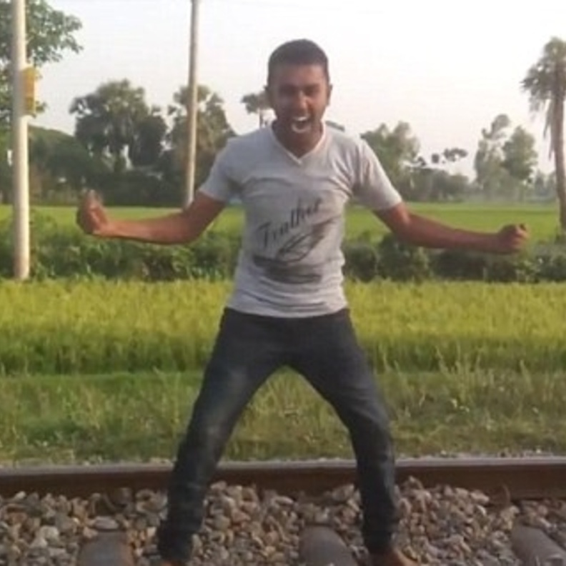 شاب يستلقي تحت عجلات قطار سريع!