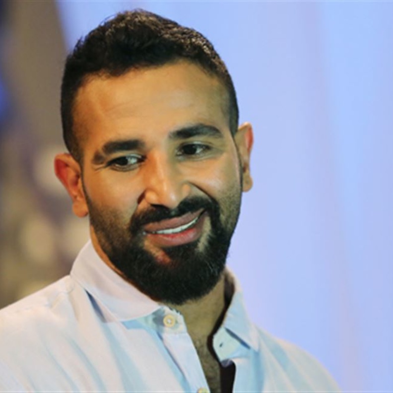 ملابس احمد سعد وابنيه تلفت الانتباه.. شاهدوا ماذا ارتدوا