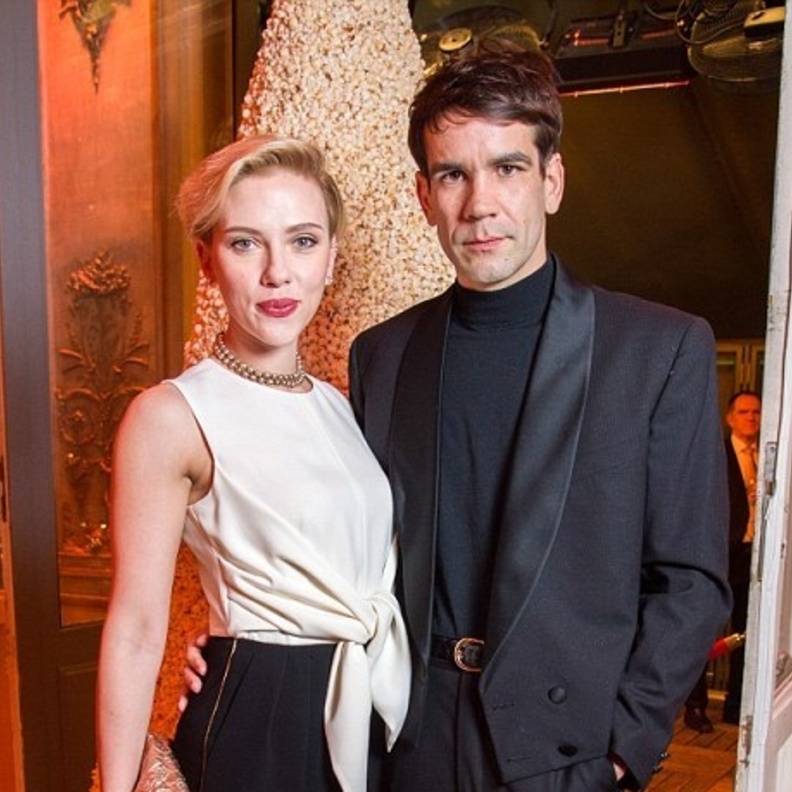 سكارليت جوهانسون وزوجها الصحفي الفرنسي رومان دورياك