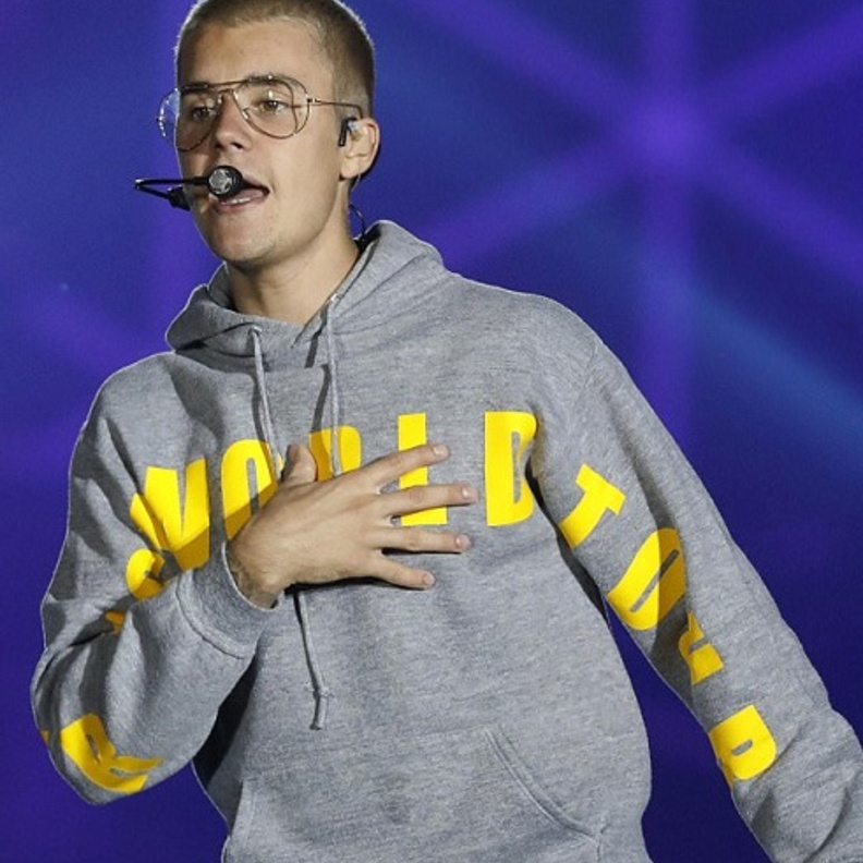 جاستن بيبر في الهند يمزح مع الأطفال