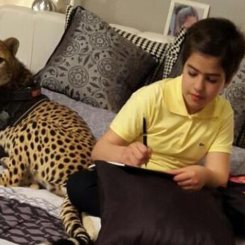 طفلة سعودية تنام بأحضان "الحيوانات المفترسة"