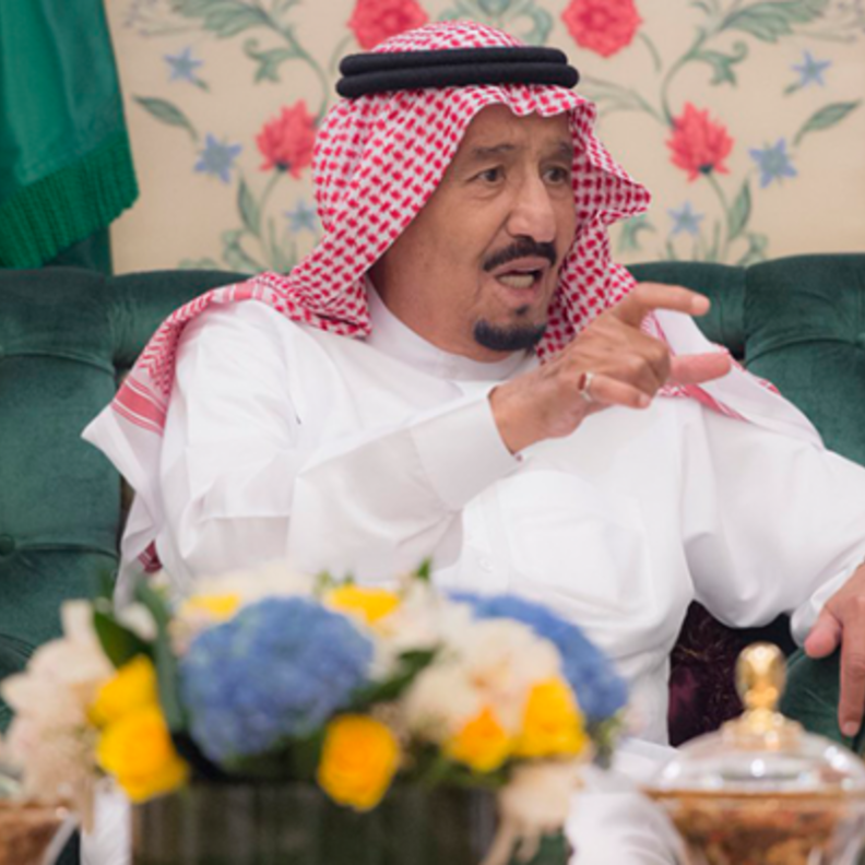 خادم الحرمين الشريفين بعد لحظات من وصوله إلى قصر "الصفا"