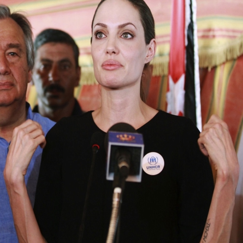 جورج يتحدث مع لاجئين سوريين