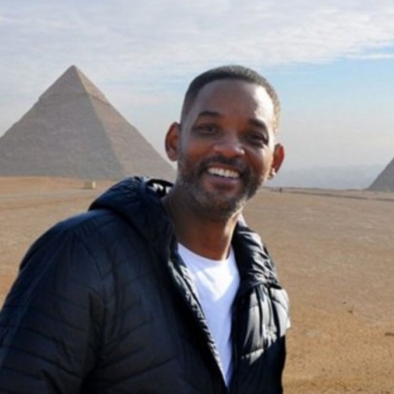 ويل سميث أمام الأهرامات