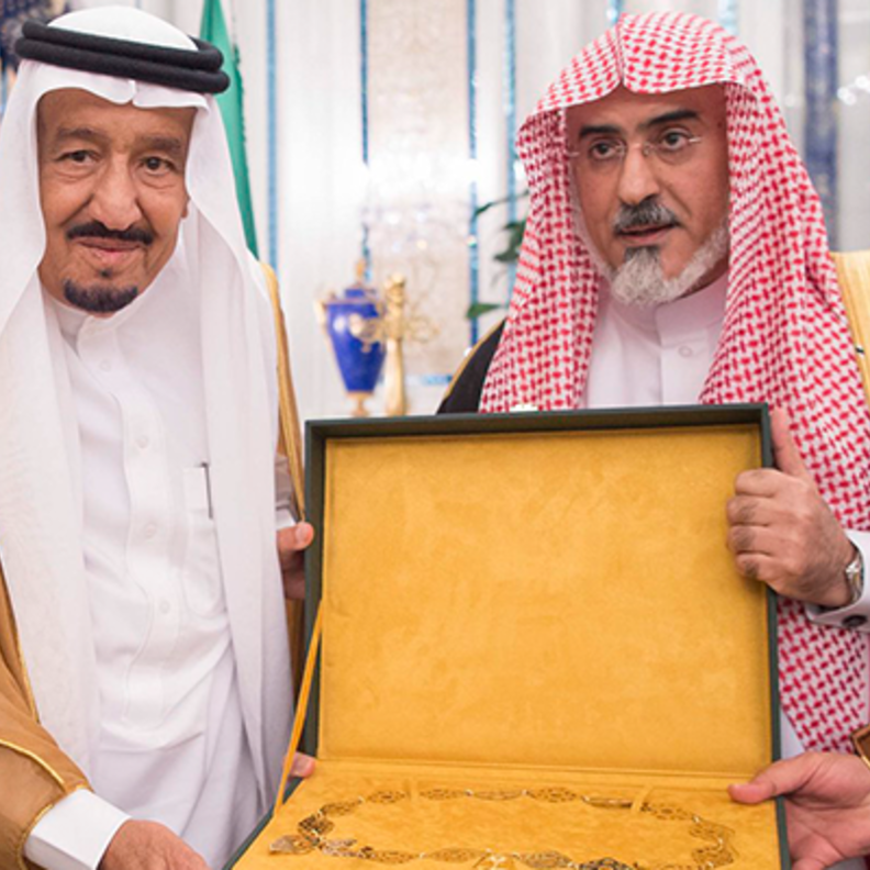 خادم الحرمين الشريفين أثناء تسلم الدكتوراه الفخرية في "خدمة القرآن الكريم"