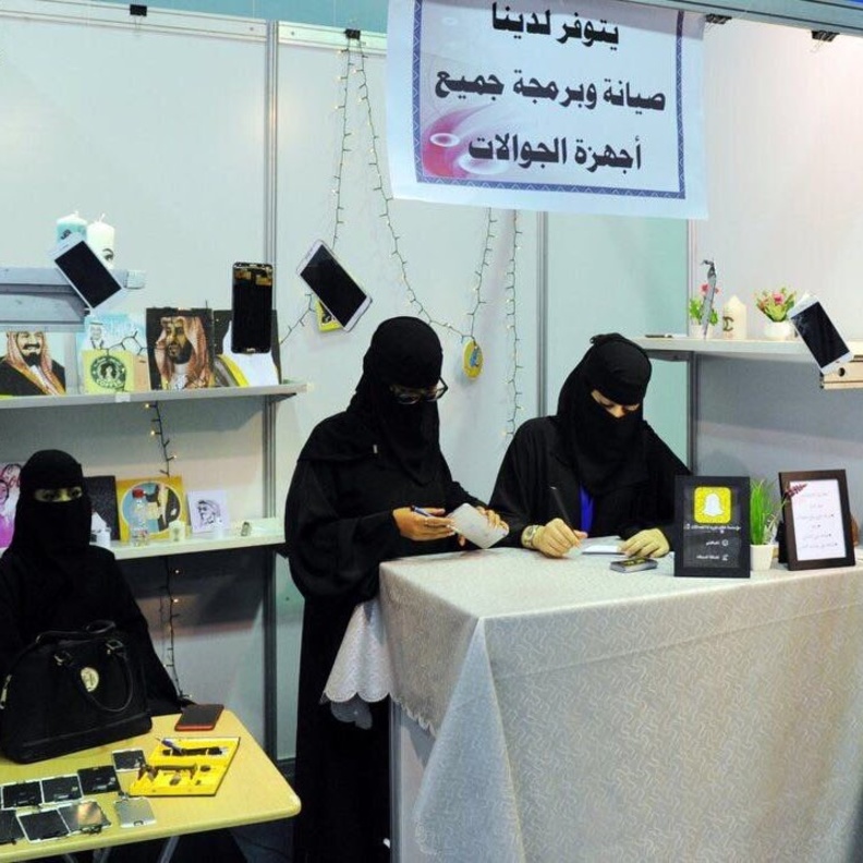 4 فتيات يبهرن زوار مهرجان أبها