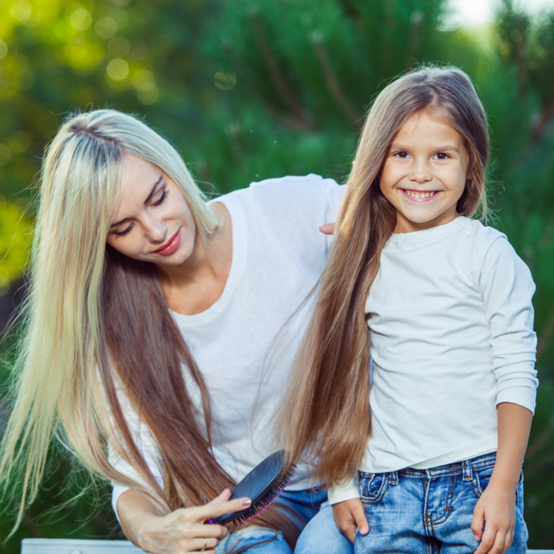 4 وصفات لتطويل شعر طفلتك الصغيرة والاعتناء به