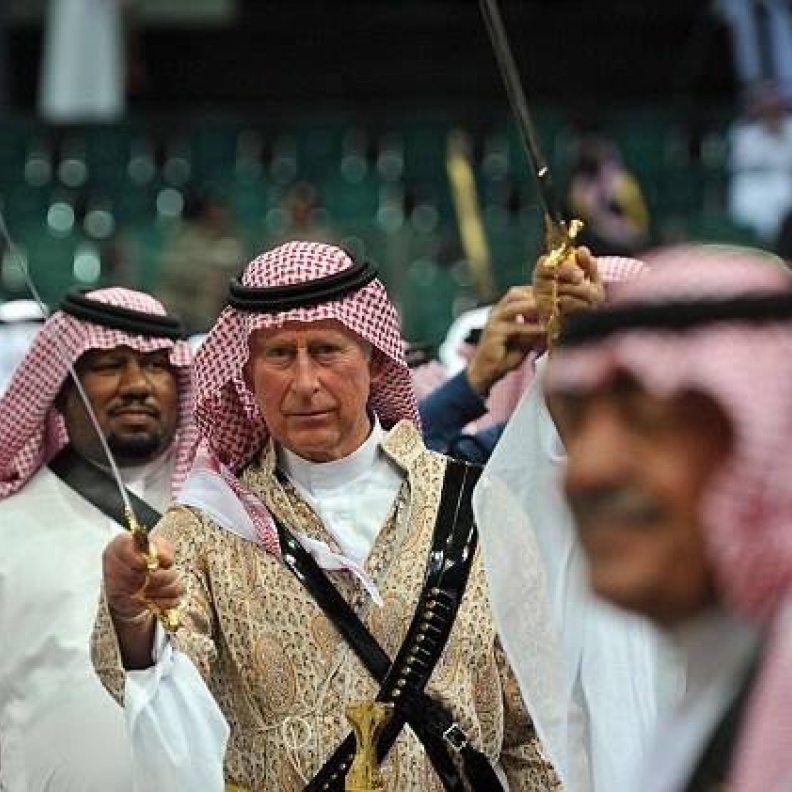 الأمير تشارلز يهز سيفه ويرقص رقصة العَرضه الشهيرة في السعودية