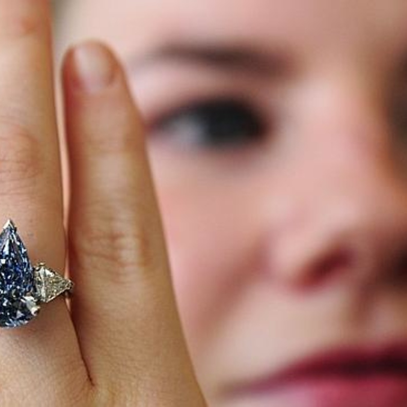 مجهول يشتري ماسة زرقاء بـ 32.6 مليون دولار