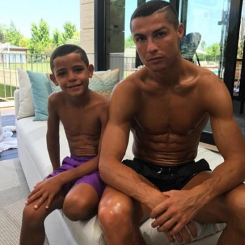 رونالدو الأب ورونالدو الابن يحضنان التوأم " إيفا وماتيو " في صورة جديدة.. شاهد