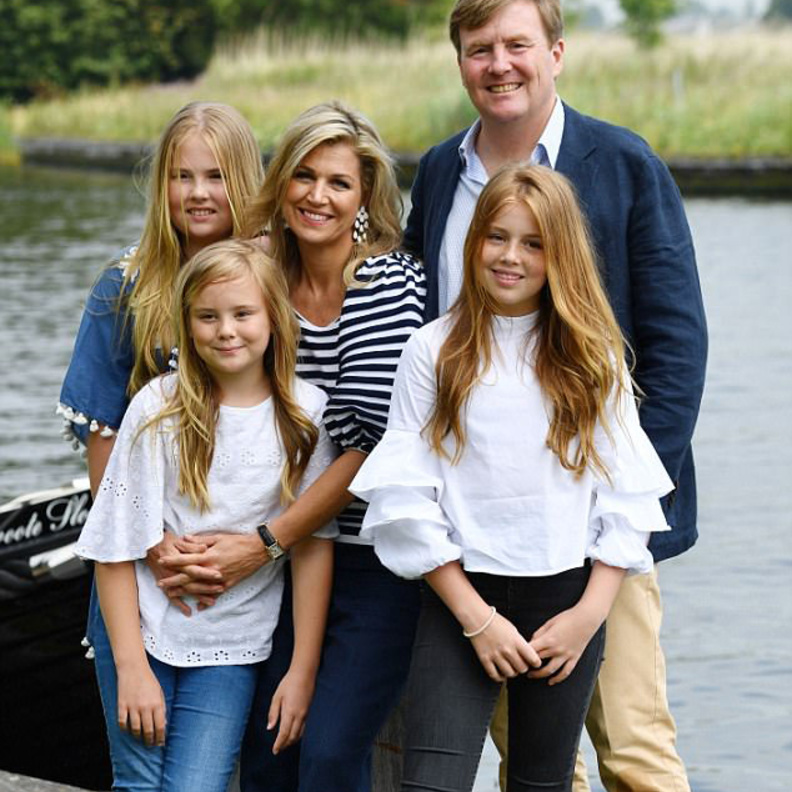 الملكة ماكسيما ساعدت الملك فيليم في تثبيت القارب