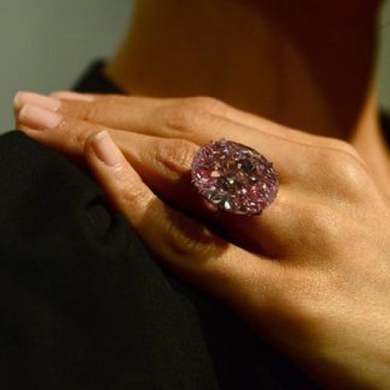 تاجر مجوهرات يفقد ماسة وردية بخمسين مليون دولار